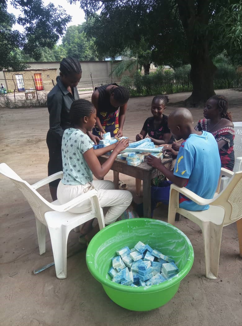 Fabrication et Production du savon /Manono.